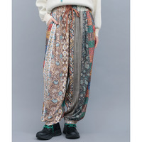 ファブリックプリント&ブラックパンツ