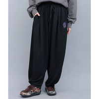 ファブリックプリント&ブラックパンツ