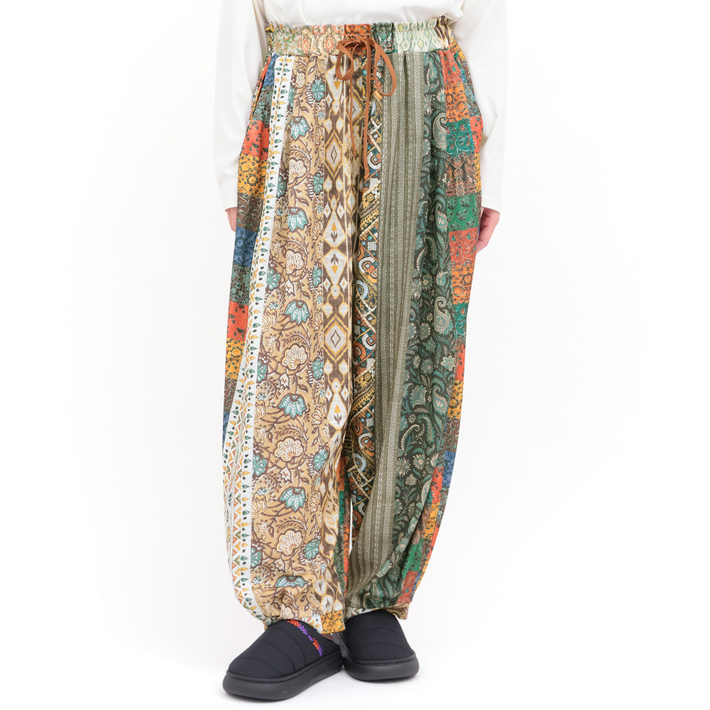 ファブリックプリント&ブラックパンツ7