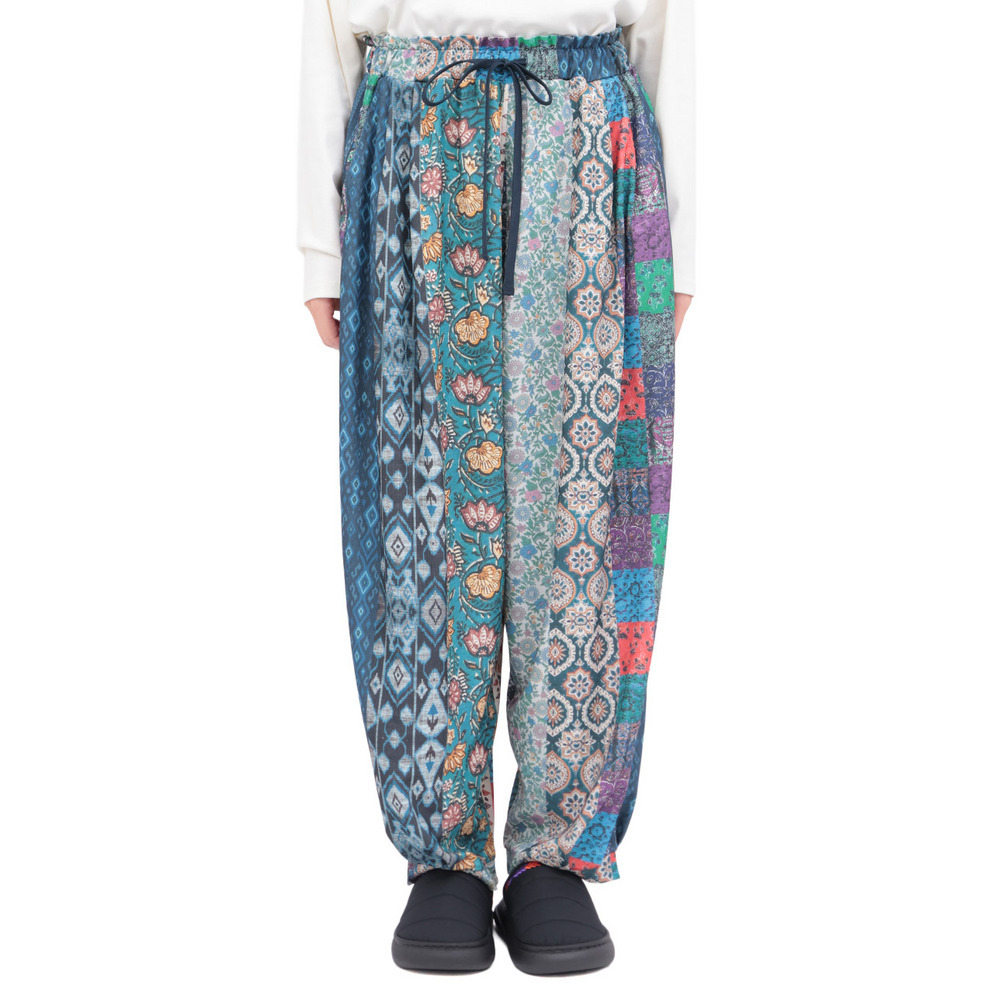 ファブリックプリント&ブラックパンツ8