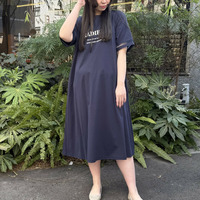 フロントロゴ発砲プリントロングワンピース 大きいサイズ セピア