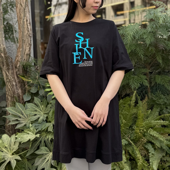 光沢感のある箔プリントが華やかなロングTシャツ。