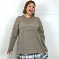 エンボスロゴ入りプルオーバー