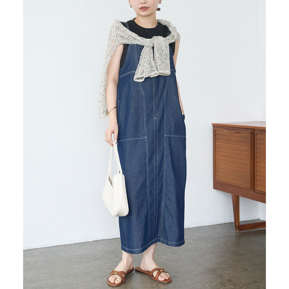 ■デザイン 華奢なストラップとIラインシルエットで、女性らしい印象に仕上げました。 フロントジップがさりげないアクセントに。バックゴム仕様で楽な着心地も魅力です。 肩紐のストラップは長さ調節が可能なの
