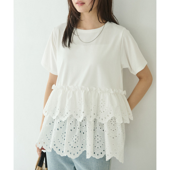 ■デザイン きれいめな生地感のＴシャツにナチュラルな風合いの刺繡レースをドッキングしたデザイン。 ふんわりと揺れる2段になったティアードで立体感のあるシルエットに。バスト下から切替ているので、スタイル