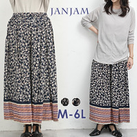 歩くたびにふんわりと揺れるエスニック調ワイドパンツ