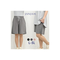 露出しすぎない絶妙な丈感のエンボスロゴハーフパンツ