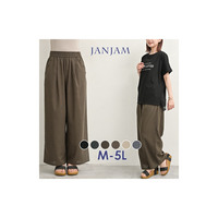 リラックス感と上品さを兼ね備えたタックワイドパンツ