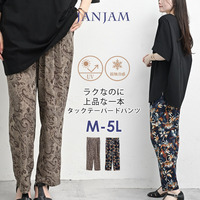 総柄デザインがコーデの主役になるタックテーパードパンツ