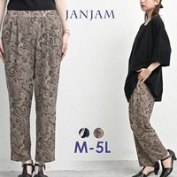 総柄デザインがコーデの主役になるタックテーパードパンツ