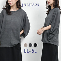 ゆったりリラクシーな着心地のニットプルオーバー