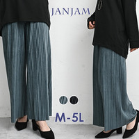 歩くたびに優雅に揺れるベロア生地が魅力のプリーツパンツ