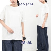 胸元にキラリと輝くラインストーンが華やぎをプラスするロゴTシャツ