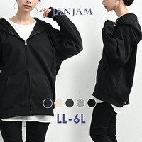 羽織るだけでシルエットがスッキリするジップパーカー