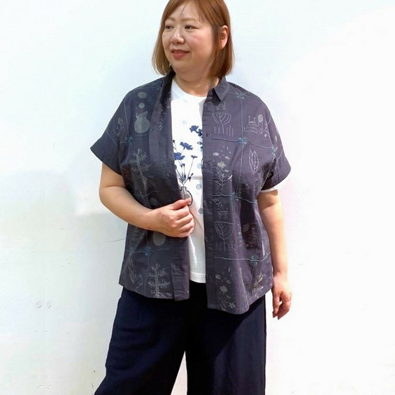 銅版画家　オバタクミさんとのコラボシリーズ。 オバタクミさんの作品を、額に入れたような構図のデザインに落とし込んだドルマンシャツ。 1着の中で様々な動物たちに出会える、可愛らしく遊び心のあるテキスタイ