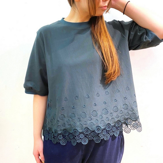 春夏らしくシャリ感のあるミニ裏を使用したTシャツ。 裾に直接ケミカルレースを施し、他にはない特別感と豪華さを演出しました。 流れるようなリズム感のある水玉柄がポイントです。 胸元には同色の小さなブーケ