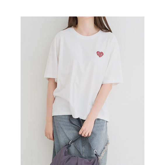 胸元に施されたハートロゴ刺しゅうがキュートなアクセントになるTシャツ ■ポイント ・胸元に施されたロゴハートデザインの刺繍がアイキャッチー！ ・着回しやすい無地とアクセントに映えるボーダー柄は柄違いで