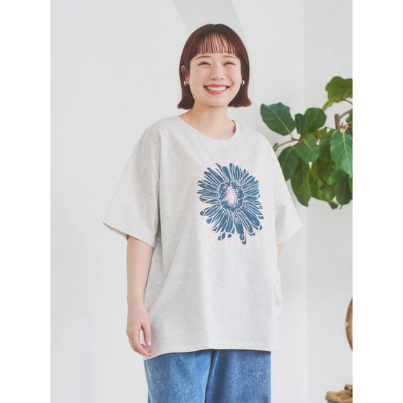 大胆にプリントされたフラワーモチーフが愛らしいアクセントをプラスするTシャツ。 ■ポイント ・プリントと刺繍を重ねたデザインがアイキャッチー。 ・刺繍ロゴが大人っぽい雰囲気をプラス。 ・ゆったりとした