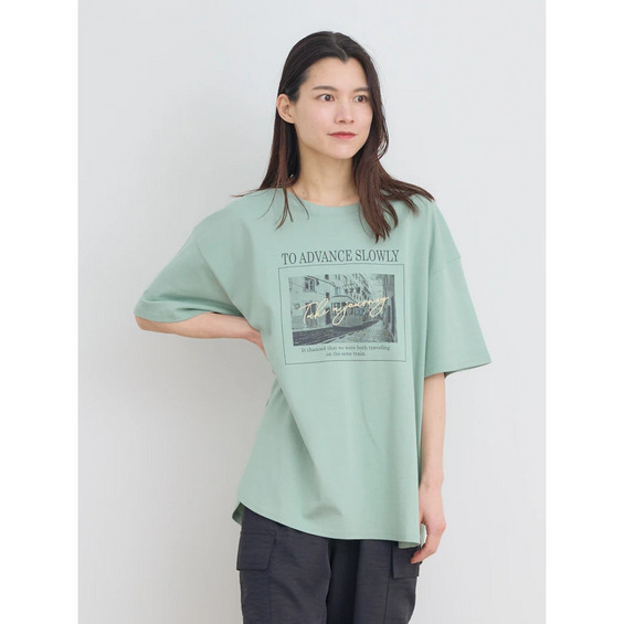 モノトーンのフォトプリントにロゴ刺しゅうをあしらったこなれデザインTシャツ ■ポイント ・カラーのロゴ刺繍部分がコーディネートのアクセントに。 ・大人っぽい雰囲気のロゴデザインで着まわしやすい。 ・ゆ
