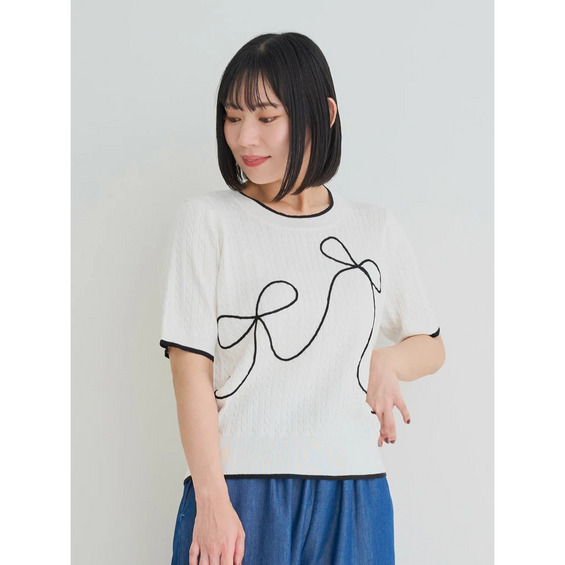 リボン刺繍がガーリームードたっぷりなトップス ■ポイント ・襟回りと袖口の配色もアクセントをプラス。 ・細身のケーブル柄が大人っぽい品のある印象に。 ・ケーブルはさりげなく縦ラインも強調◎。 ・コンパ