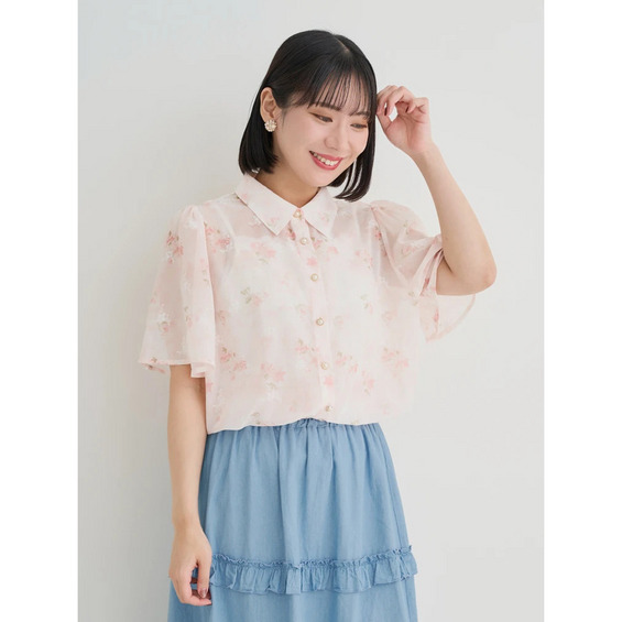 刺繍風のプリントがさりげないアクセントになったSWEETブラウス ■ポイント ・淡い水彩の花柄プリントがスタイリングに甘さをプラス。 ・刺繍のように見える表面感のある発泡プリントが技ありポイント。 ・