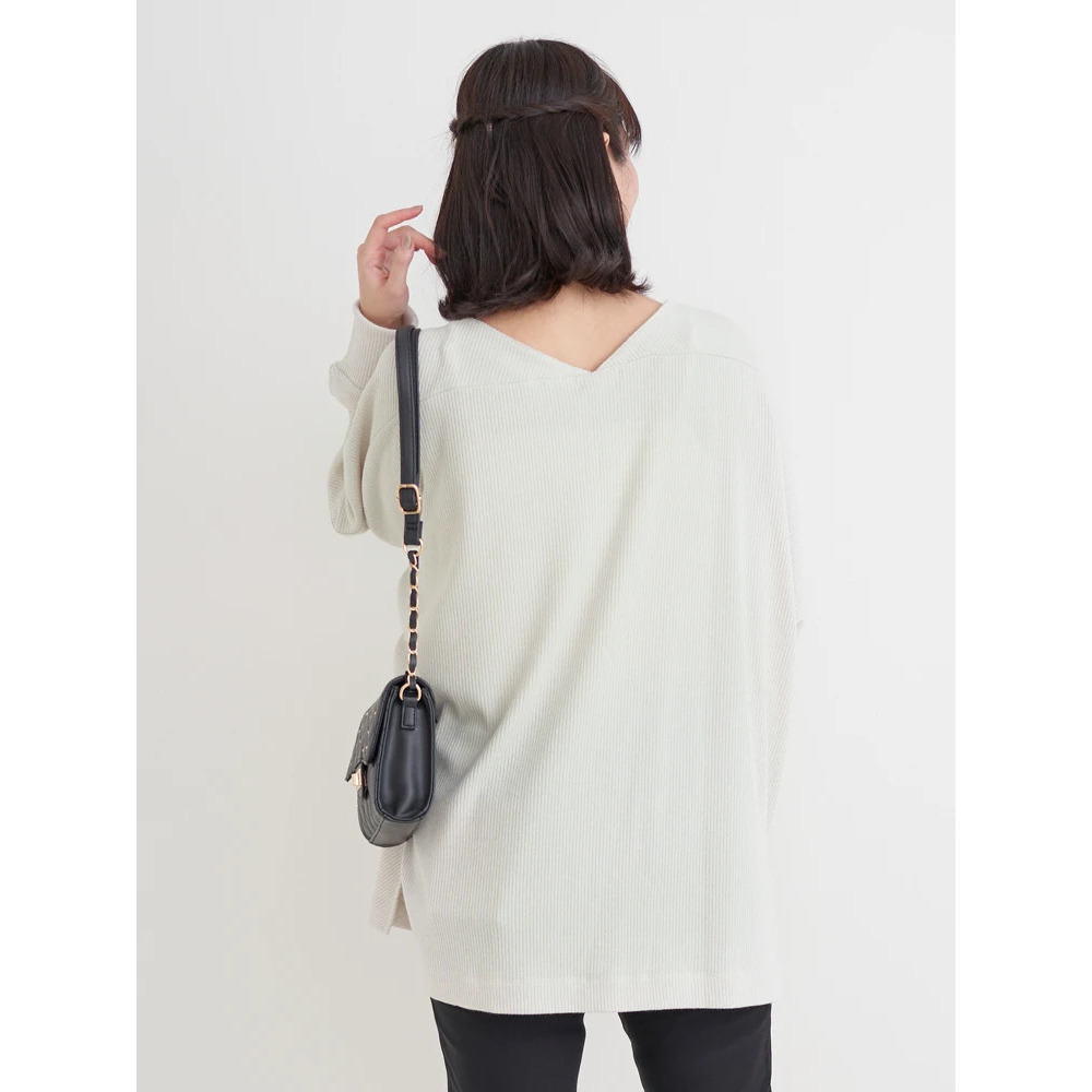 アクセサリー付きVネックトップス13