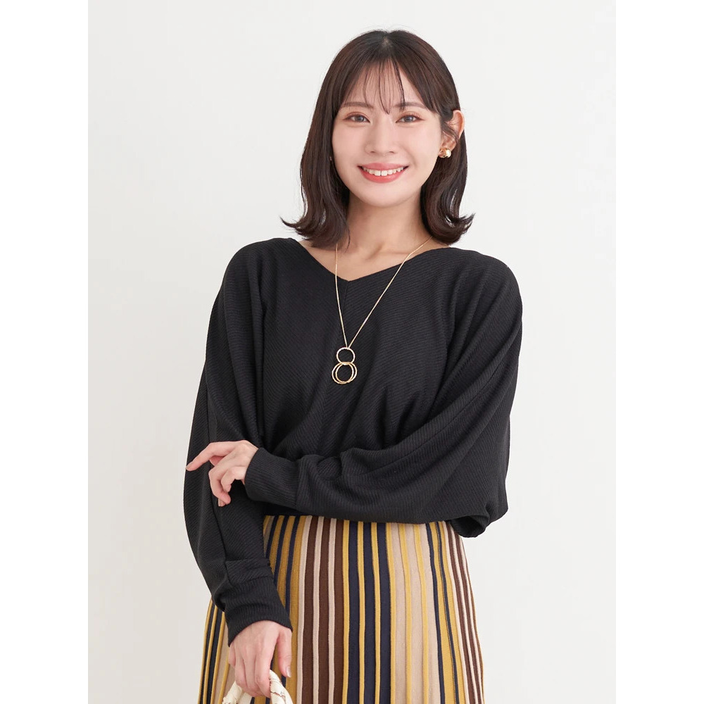 アクセサリー付きVネックトップス25