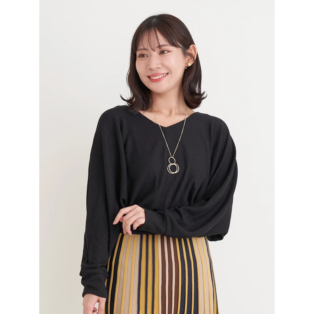 アクセサリー付きVネックトップス26