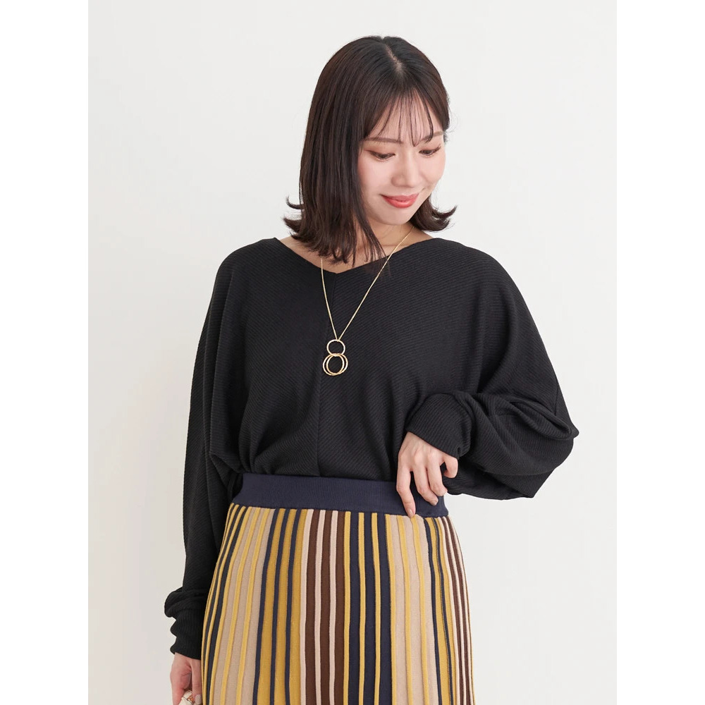 アクセサリー付きVネックトップス27