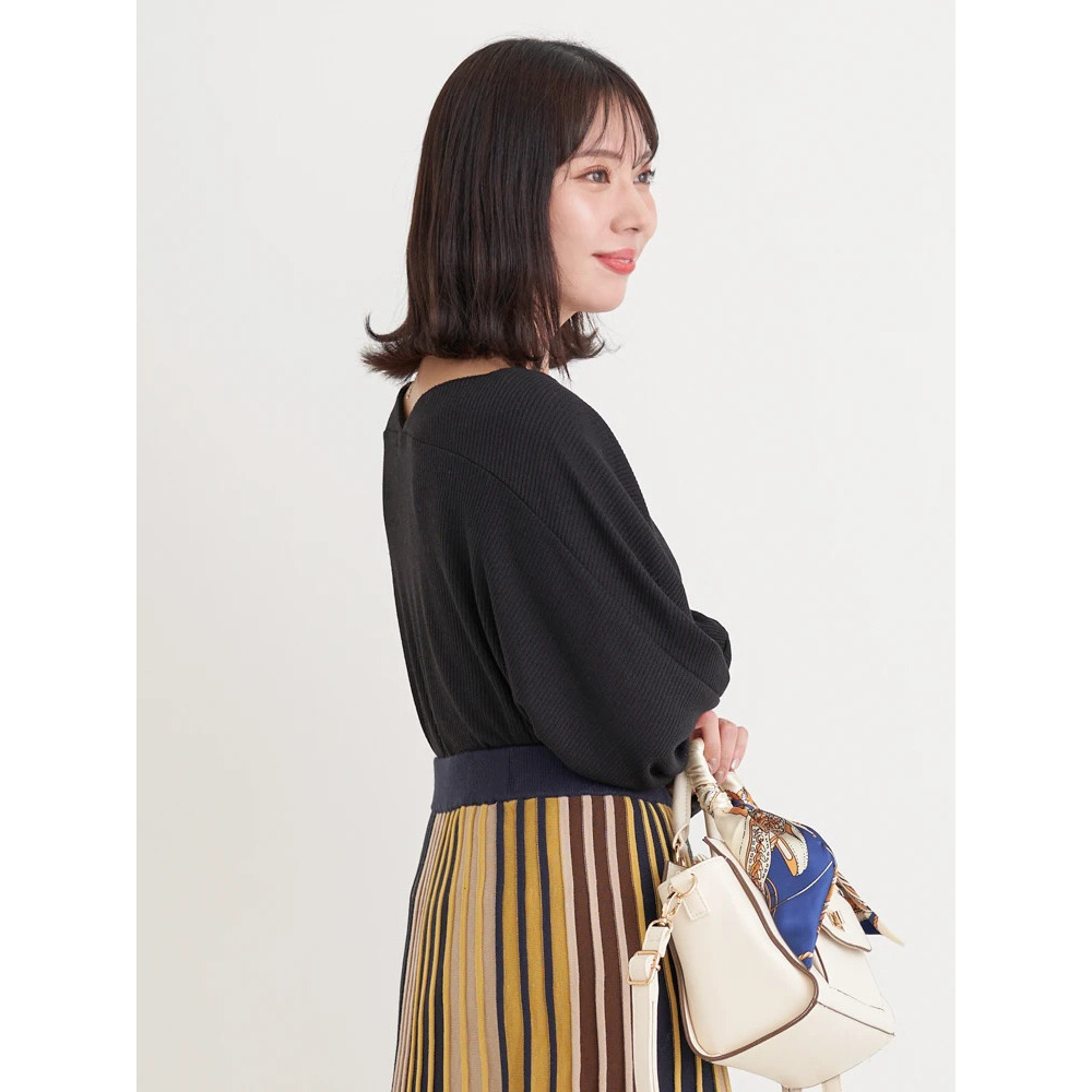 アクセサリー付きVネックトップス28