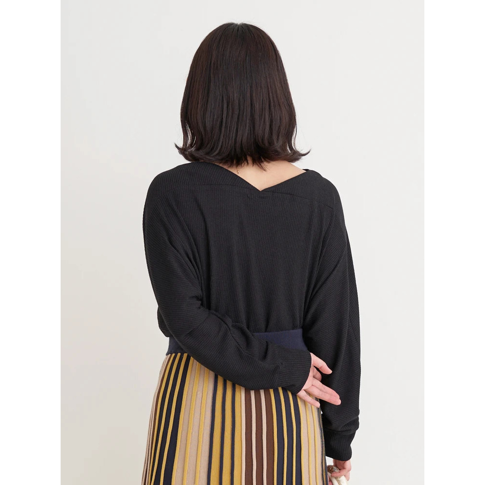 アクセサリー付きVネックトップス29