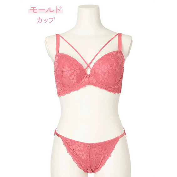 胸元のクロスストリングがセクシーなブラショーツセット。 総レース仕立てでレディムードも一層高まるデザインに。 脇高タイプなのでバストをしっかりとよせ、背中はU字ストラップですっきりと見せてくれるのも魅
