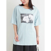 【接触冷感・UVカット】フラワーフォト×ロゴ刺繍Tシャツ