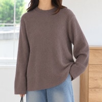 Ｔシャツ感覚で使えるモックネックニット