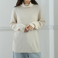 Tシャツ感覚で着れる カメレオン級の着回しが叶う タートル リブ ニット