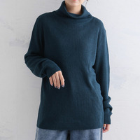 Tシャツ感覚で着れる カメレオン級の着回しが叶う タートル リブ ニット