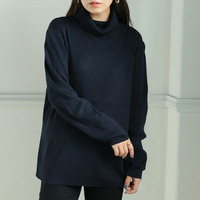 Tシャツ感覚で着れる カメレオン級の着回しが叶う タートル リブ ニット