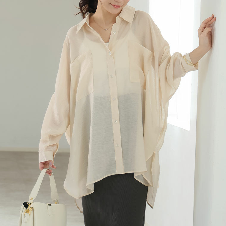 控え目な透け感で体型カバー ドルマンシルエット シアーシャツ1