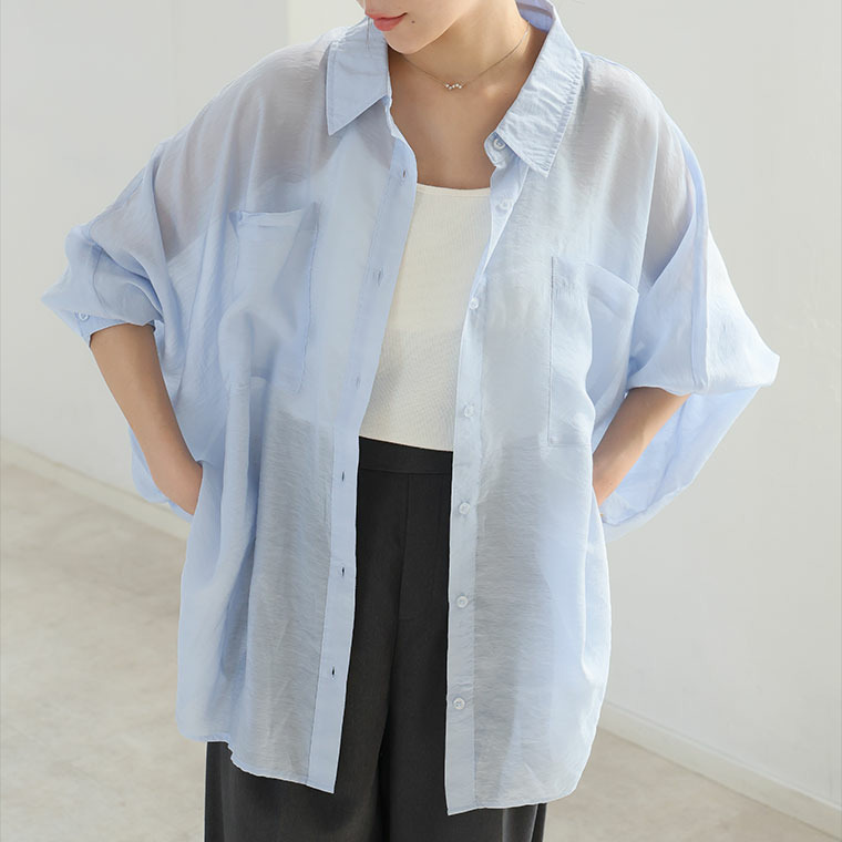 控え目な透け感で体型カバー ドルマンシルエット シアーシャツ1