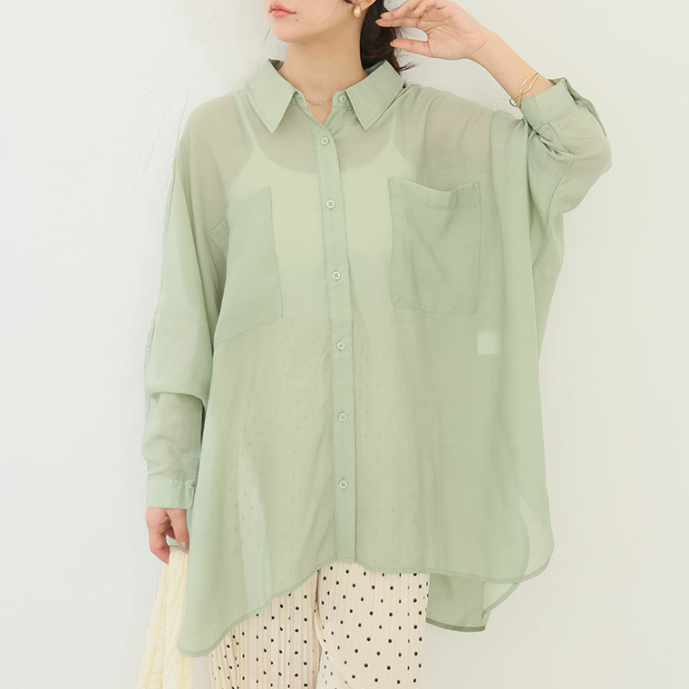 控え目な透け感で体型カバー ドルマンシルエット シアーシャツ1