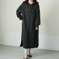 ニットとカットのいいとこどり ケーブル 膨れジャガード フード ワンピース
