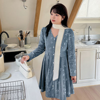 取り外せるホワイトボウタイ付きの蝶柄プリントひざ丈ワンピース