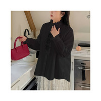 フリル使いがフェミニンなビーズフラワーモチーフ付きブラウス