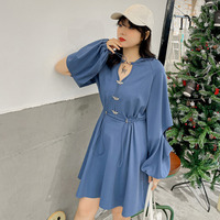 シルバーの蝶モチーフとボタンが個性的なフーディワンピース