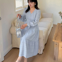 レトロで大人可愛いＶネック三段ティアードワンピース