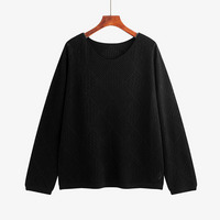 幾何学模様入りのダイヤ柄。ゆったりした透かし編みのニットトップス