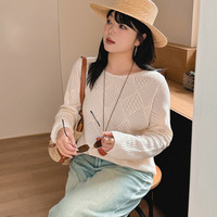 幾何学模様入りのダイヤ柄。ゆったりした透かし編みのニットトップス