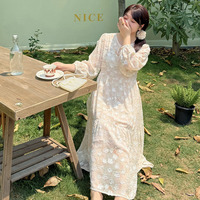 フラワープリントとフリンジになったジャガード素材のワンピース