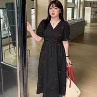 フラワー刺繍が散りばめられたレトロで大人可愛いワンピース