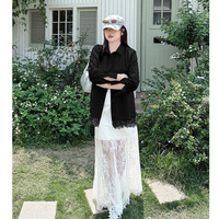 シアーなフラワーレースを裾にコラージュした長袖シャツブラウス